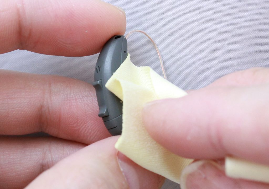補聴器の正しいお手入れ方法を学ぶ